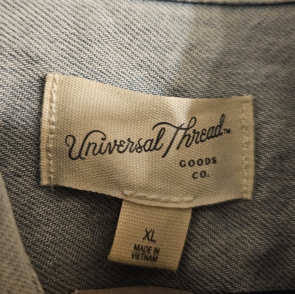 NWT Women's Relaxed Fit Button Up Denim Shirt. Size:XL. - Picture 2 of 6